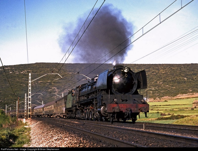c167 242F 'Confederación' al frente de un Expreso a su paso por Bujedo, Miranda de Ebro, el 17-mayo-1968.jpg