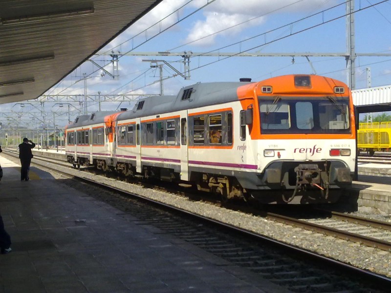 596.017 - Regional a Sevilla en Linares-Baeza. 19-04-2010.jpg