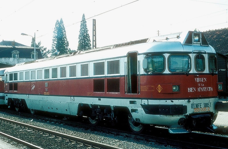 353.005 - Talgo Virgen Bien Aparecida. Burgos 27.08.1980. Foto P. Cvikevic.jpg