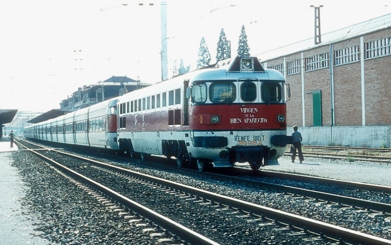 353.005 - Talgo Virgen Bien Aparecida. Burgos 27.08.1980. Foto P. Cvikevic - 2.jpg