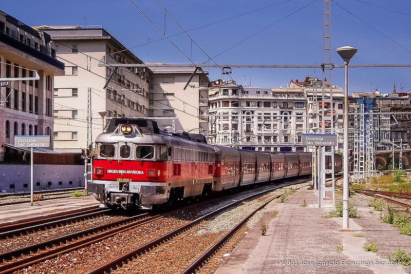 353.005 - Talgo Virgen Bien Aparecida. San Sebastián 18.05.2003.jpg