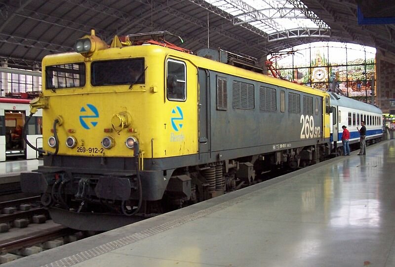 269.912 - Bilbao, mit Ein-Wagen-Zug am 27.09.2005 in Bilbao-Abando.jpg