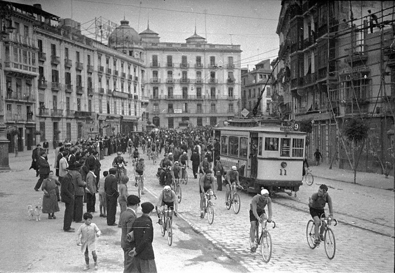 Granada_tranvía y Vuelta Ciclista a España_11-5-1936.jpg