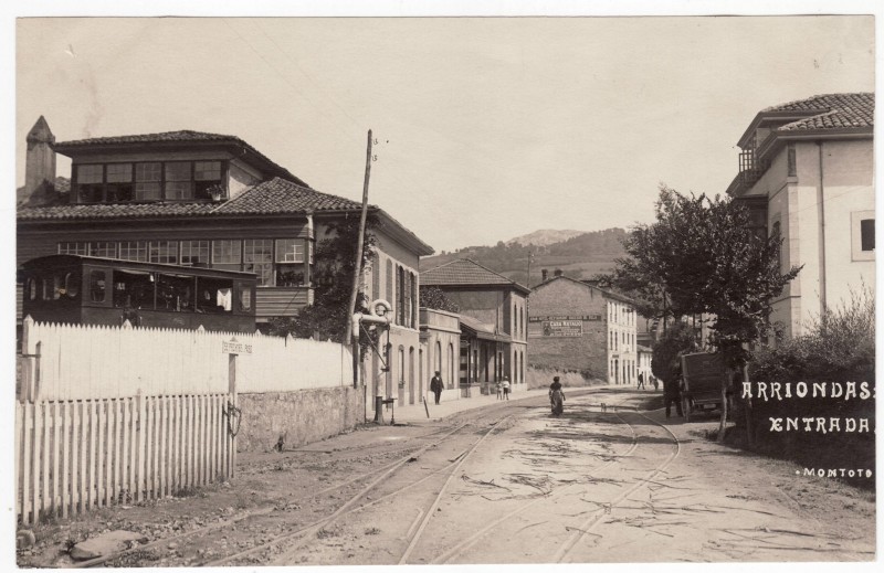 Arrriondas-covadonga_comienzo de la línea en Arriondas_1905 (Modesto Montoto).jpg
