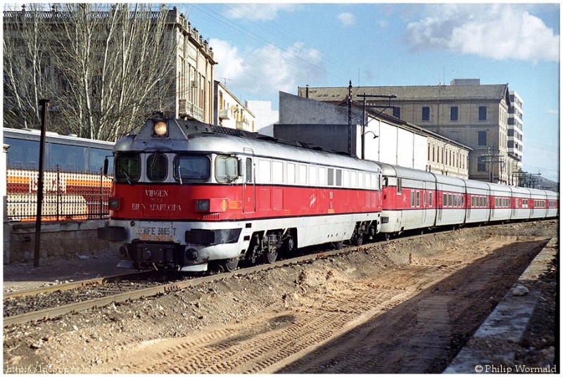 353.005 - Talgo Virgen Bien Aparecida, en Villena, remolcando un Talgo III  1223 Murcia del Carmen - Madrid Chamartín. 11-02-1985.jpg