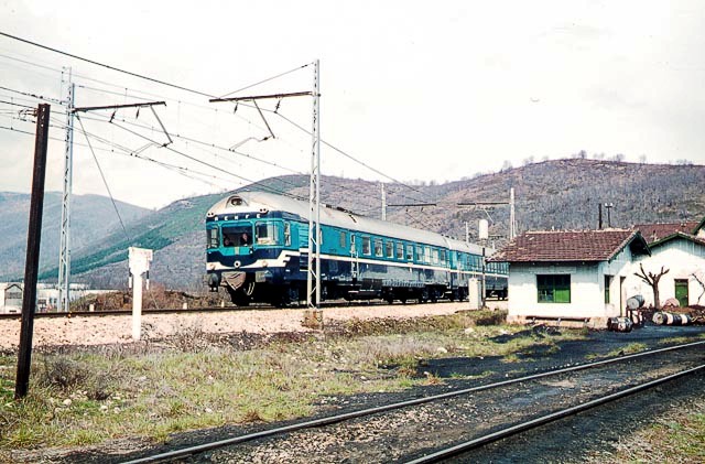 597.000 - Alsasua. 04 de abril 1971 - Tren 1674 Irun-Coruña. Foto Graham T.V. Stacey.jpg
