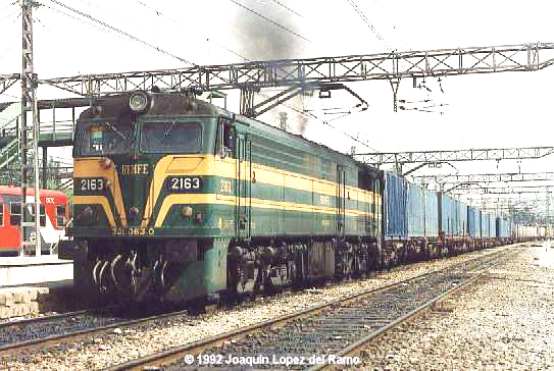 321.063 - Madrid-Atocha. 12-06-1992, Foto J. López del Ramo.jpg