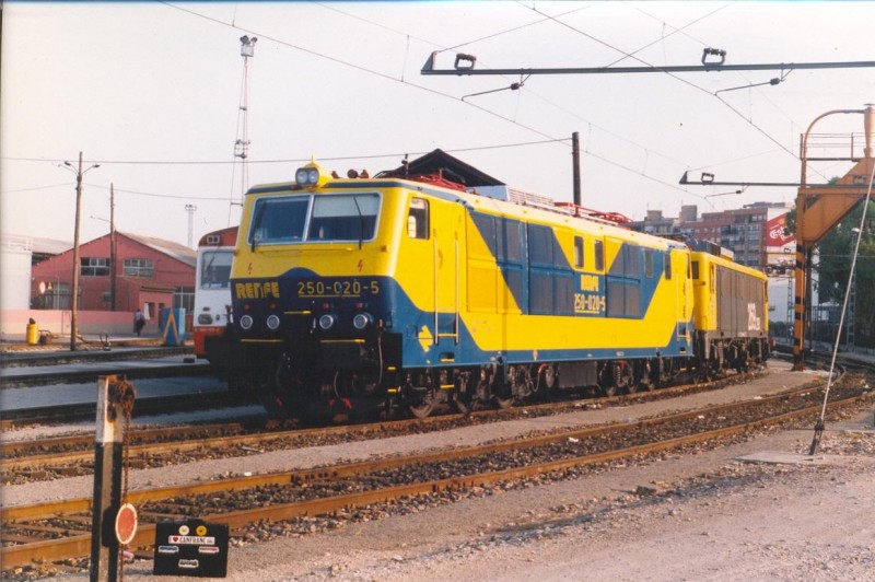 0457-N 250-020 recién pintada, en reserva. Vía 19, Valencia-Nord. 20-07-1993..JPG