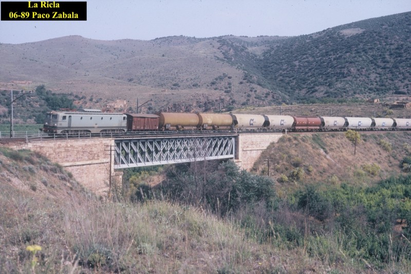 e189 Francesa con un variado mercante de tolvas. La Ricla, junio de 1989.jpg