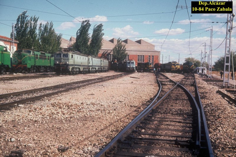 e95 Concurrido depósito de Alcázar de San Juan. Octubre de 1984.jpg