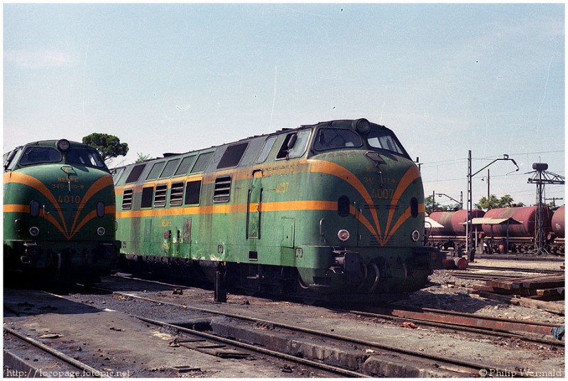 e73 4010 y 4007 estacionadas en el depósito de Ciudad Real. 11-9-83.jpg
