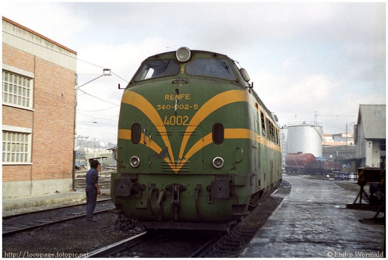 e102 Locomotora 340-002 ex-4002 en el depósito de Cerro Negro, Madrid. 9-feb-1985.jpg