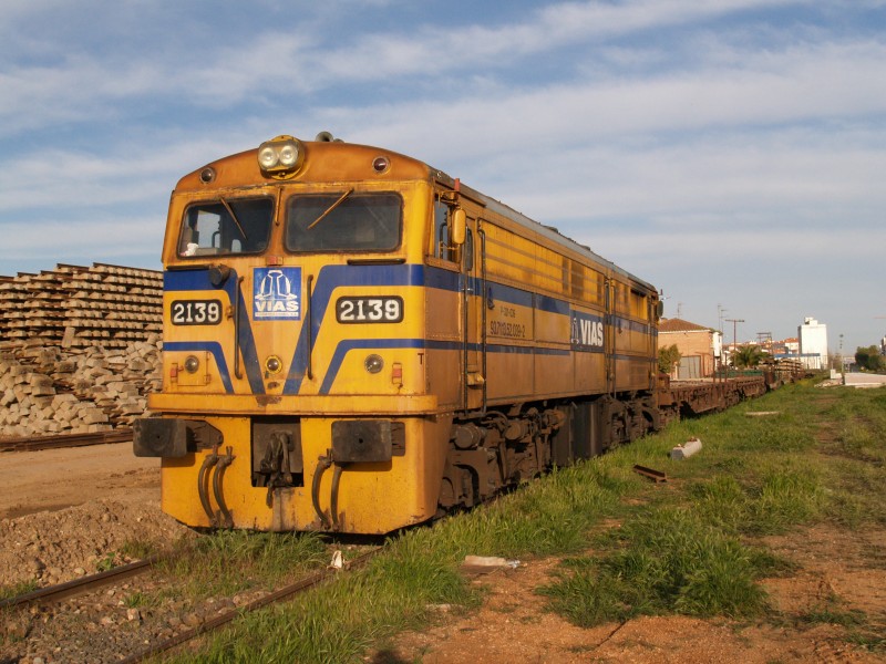 2139VIAS Y C. CON UN TREN DE TRABAJOS EN VILLANUEVA DE LA SERENA.jpg