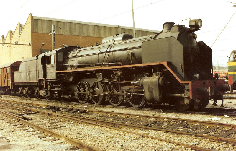 Mikado 141F-2111 en Fuencarral 1983.jpg