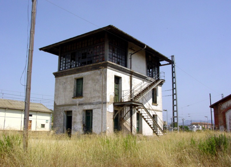 7_Edifico del enclavamiento tras 20 años abandonado_julio de 2001_APPFI.jpg