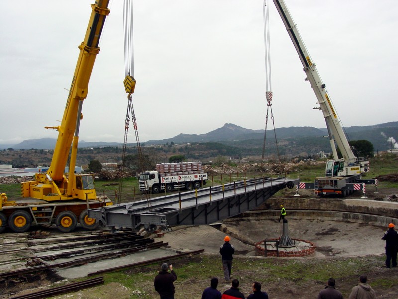 15_Las grúas en proceso de colocación del puente, Móra la Nova, 3 marzo 2010_APPFI.JPG