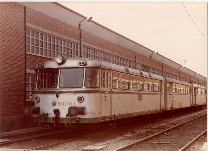 591-441 FER 441 FRI 406 y FRC 528 Dep Atocha Sep 1981.jpg