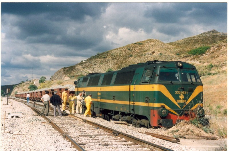 f52 Descarrilo de la 333-053 en la estacion de la Peña mientras maniobraba. Año 1992.jpg