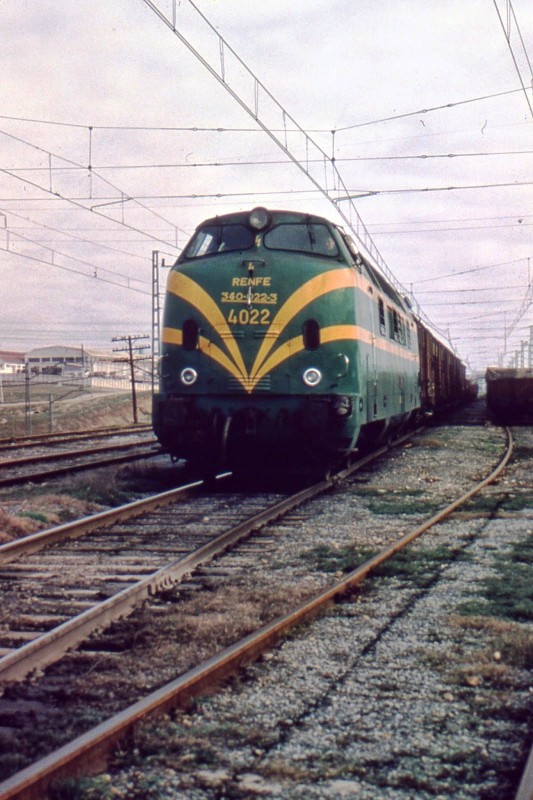 340.022 - fotografiada en cabeza de un tren de mercancías. Archivo EuskoTren-Museo Vasco del Ferrocarril.jpg