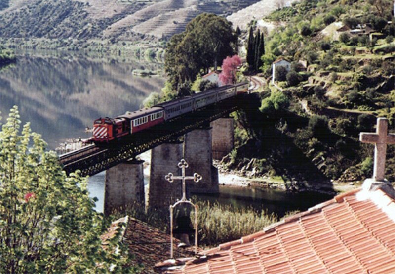 INTERREGIONAL TUA BAJANDO DESDE BARCA D'ALVA.jpg