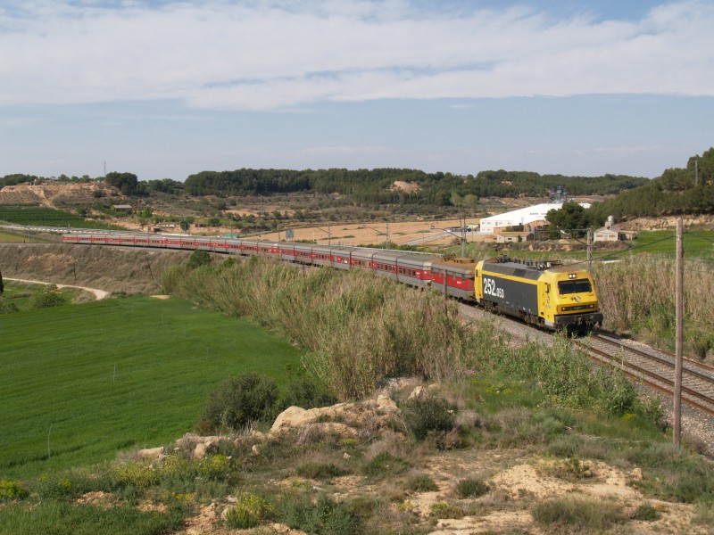 252-053CON EL TALGO III MIGUEL UNAMUNO IRUN-BILBAO-SALAMANCA A BARCELONA SALIENDO DE ALMACELLES.jpg