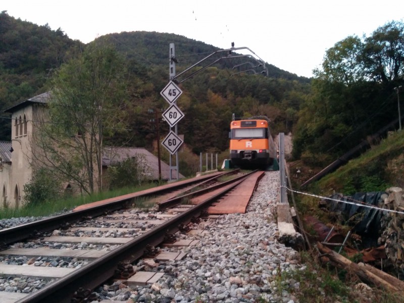 cruzando el puente metalico de la estacion de aigua de ribes.jpg