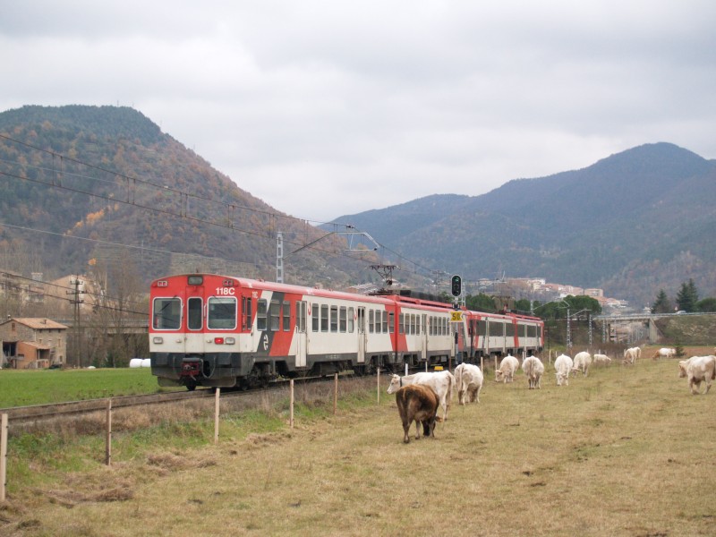 8-440-118(131M) Y 440-237 REALIZANDO UN SERVICIO LA TOUR DE QUEROL-HOSPITALET LLEGANDO A RIPOLL.JPG