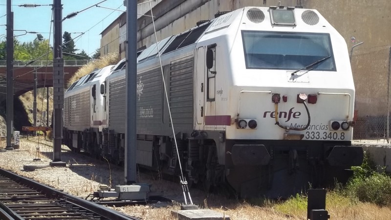 14 8 14 Vilar F doble renfe mercancias 333 3XX.JPG