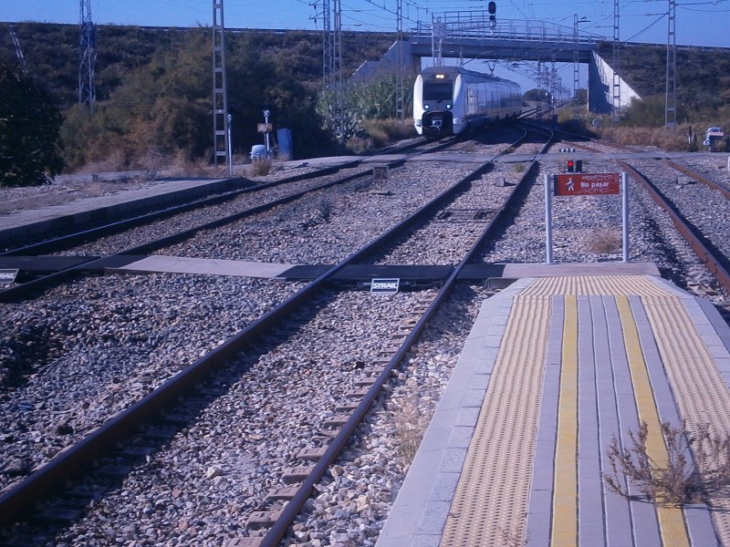 Paso a nivel de la antigua estacion de Las cabezas....En breve todo ese trazado sera desmantelado 5-11-2014.JPG