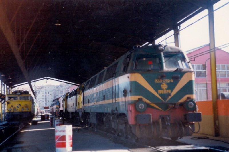 0381-N 333-052 en la vía de foso. Vía 19. Valencia-Nord. 20-07-1993..jpg
