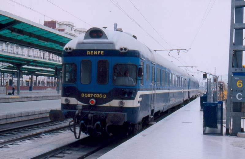 1559-D 597-036 de la AAFB después de invertir en el triángulo, vuelve a la vía 6. Valencia-Nord. 12-10-2001..jpg