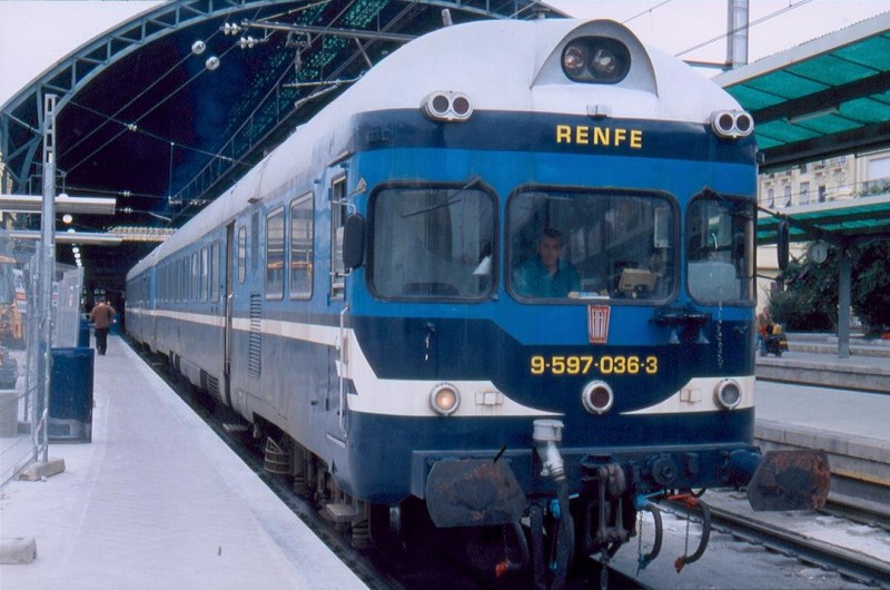 1560-D 597-036 de la AAFB invertido y estacionado en la vía 6. Valencia-Nord. 12-10-2001..jpg