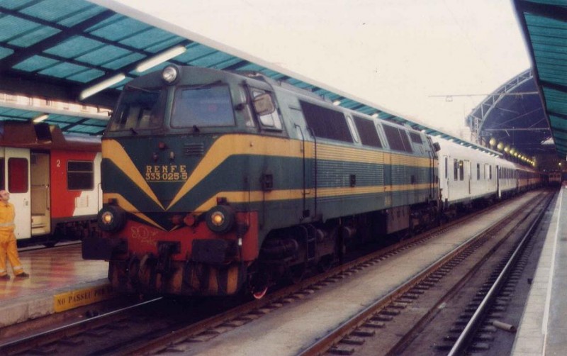 f58 Especial a Zaragoza fletado por Amway, compuesto por un DG9-9450 y siete 10.000s. Valencia, diciembre de 1992.jpg