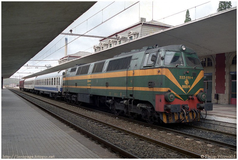 f96 333-059 con el Rápido nº 401 Madrid Chamartín-Miranda de Ebro. Burgos, 20 de octubre de 1994.jpg