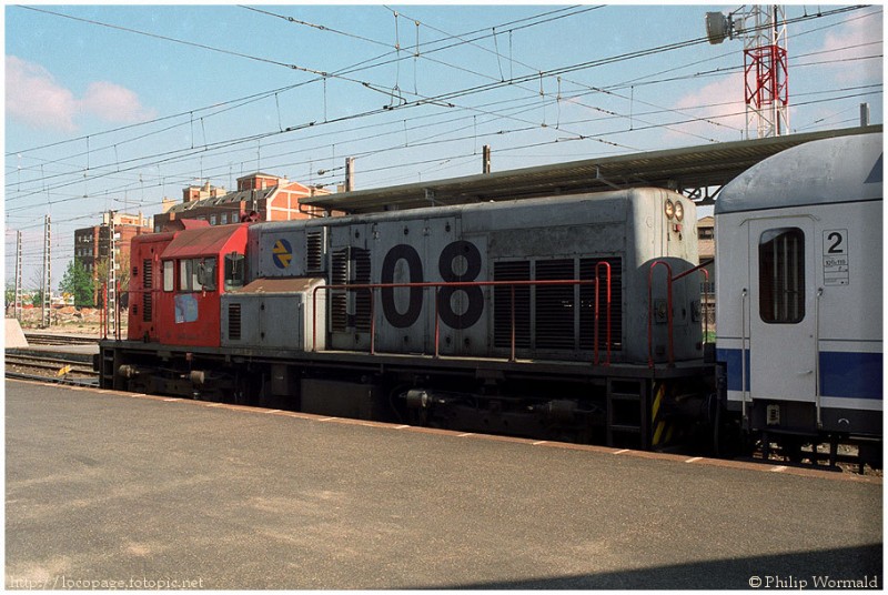 f105 308-005 maniobrando con una rama del Rápido nº 402.  Miranda de Ebro, 14 de abril de 1995.jpg