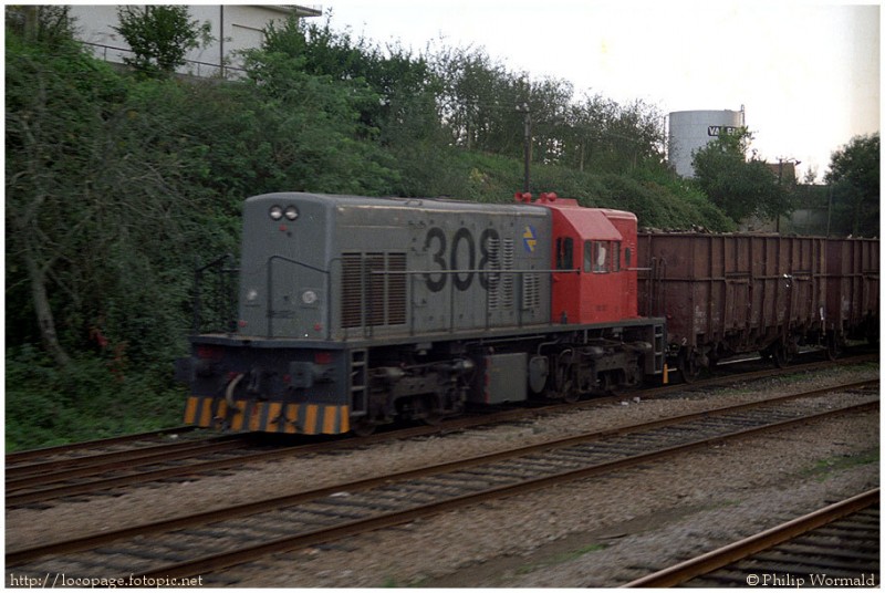 f96 Locomotora mixta serie 308 con un mercancías hacia España. Tuy, 25 de octubre de 1994.jpg