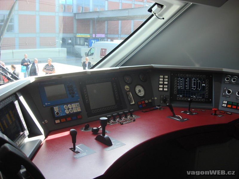 AVRIL-cabina-Innotrans-20-9-12.jpg
