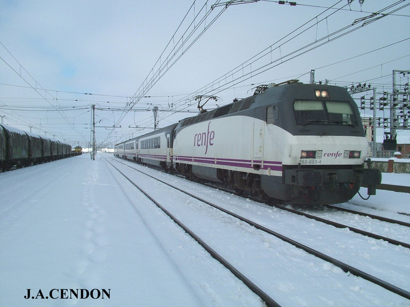 RENFE 252-053 + ARCO TORNEROS (LEON) 17-12-2009.jpg