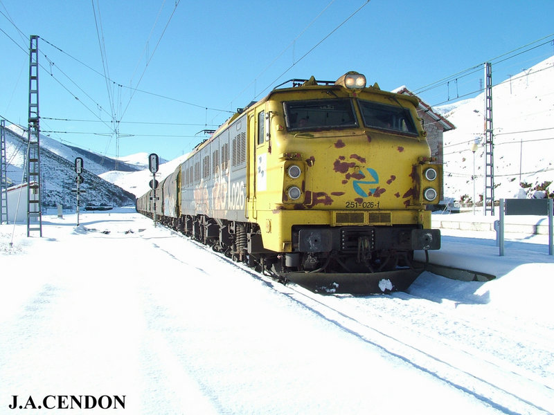 RENFE 251-026 BUSDONGO (LEON) 20-12-2009.jpg