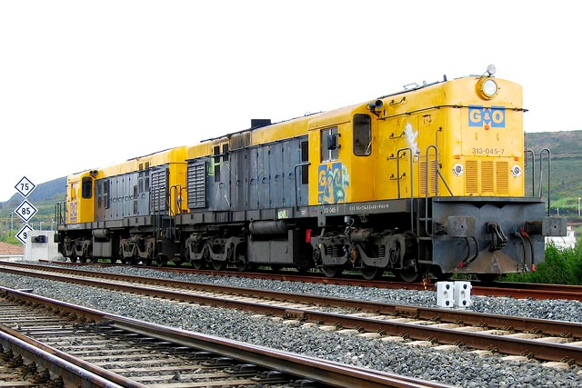 313.045 y 313-037  - Santiago de Compestela 09-04-2005. Foto Dan Cross.jpg