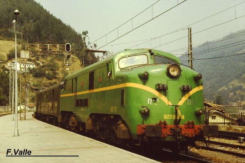 7715 con el correo León Gijón en Ujo.jpg