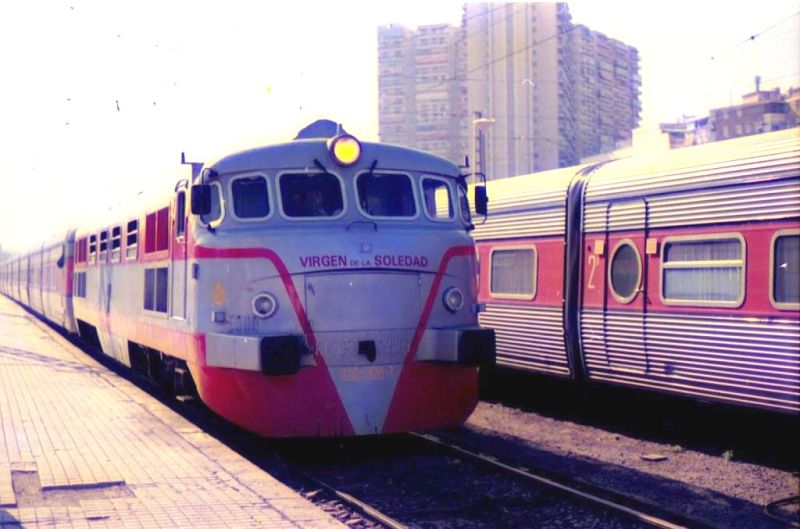 352.008 - Talgo III. Virgen de la Soledad en Allicante. Talgo Marenostrum entrando en Alicante Termino. A su derecha Talgo Alicante Madrid. Foto alc.jpg