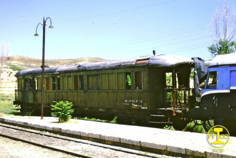 Coche Probablemente sanitario ver cruz en el chasis.jpg