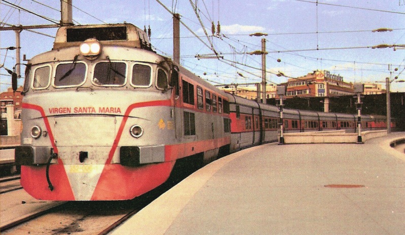 352.006 - Virgen Santa María. Talgo saliendo de Madrid-Atocha.jpg
