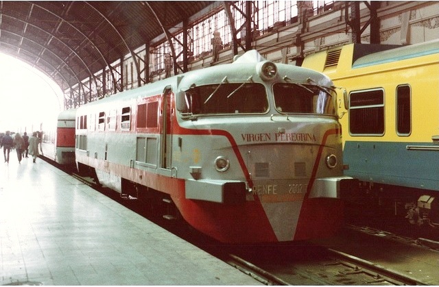 352.002 - Talgo Virgen Peregrina. Valencia Nord. 01 de mayo 1984 .- John Oram.jpg