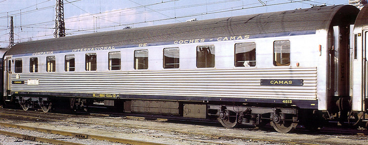 coche cama WL P 4513 - Madrid Príncipe Pío, marzo de 1972. Foto Javier Arangurem.jpg