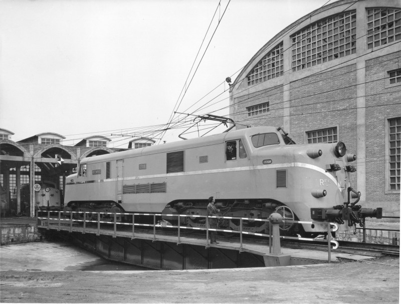 renfe turntable santander.jpg