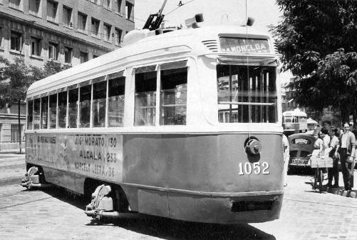 El 1052 descarrilado en línea 61. 1957.jpg