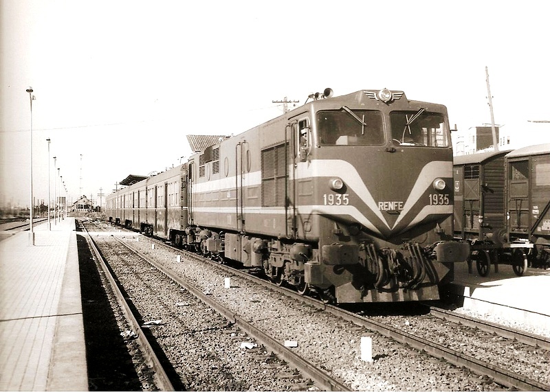 Omnibús Valencia-Castellón estacionado en Sagunto.jpg