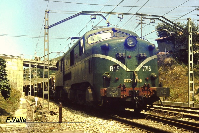 7713 con tren de tolvas de balasto entrando en Villabona por la línea de San Juan.jpg